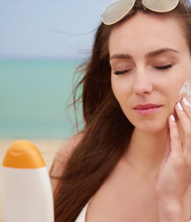 young-beautiful-woman-applying-sun-cream-beach_329181-16350